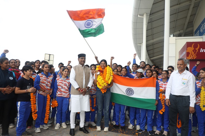 मंत्री विश्वास कैलाश सारंग ने पैरालंपिक 2024 में मेडल जीतने वाली रुबीना फ्रांसिस का एयरपोर्ट पर भव्य स्वागत किया। मंत्री विश्वास कैलाश सारंग ने पैरालंपिक 2024 में मेडल जीतने वाली रुबीना फ्रांसिस का एयरपोर्ट पर भव्य स्वागत किया।