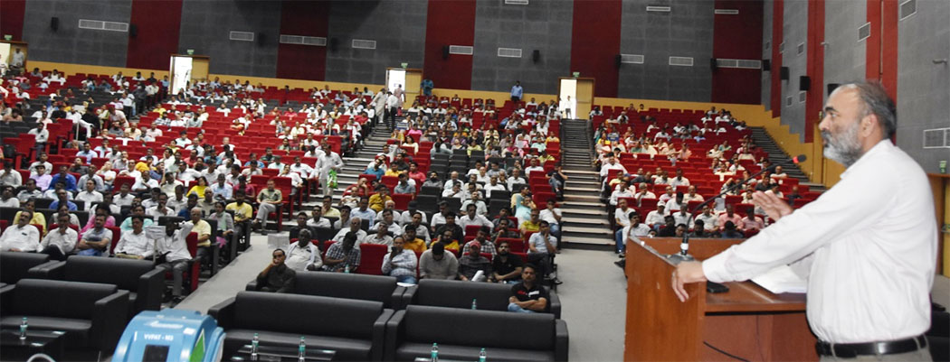 13 Snp- 2 सोनीपत: सीईओ जिला परिषद, राकेश सैनी अधिकारियों को ईवीएम और वीवीपैट प्रक्रिया की जानकारी देते हुए। 13 Snp- 2 सोनीपत: सीईओ जिला परिषद, राकेश सैनी अधिकारियों को ईवीएम और वीवीपैट प्रक्रिया की जानकारी देते हुए।