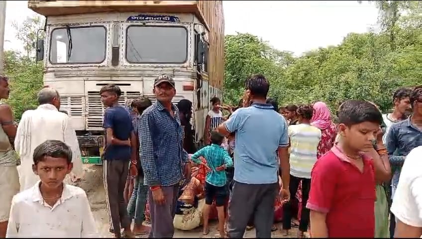 फोटो-13 एचएएम-1 ट्रक के हाईटेंशन लाइन की चपेट में आने से राहगीर की मौत फोटो-13 एचएएम-1 ट्रक के हाईटेंशन लाइन की चपेट में आने से राहगीर की मौत