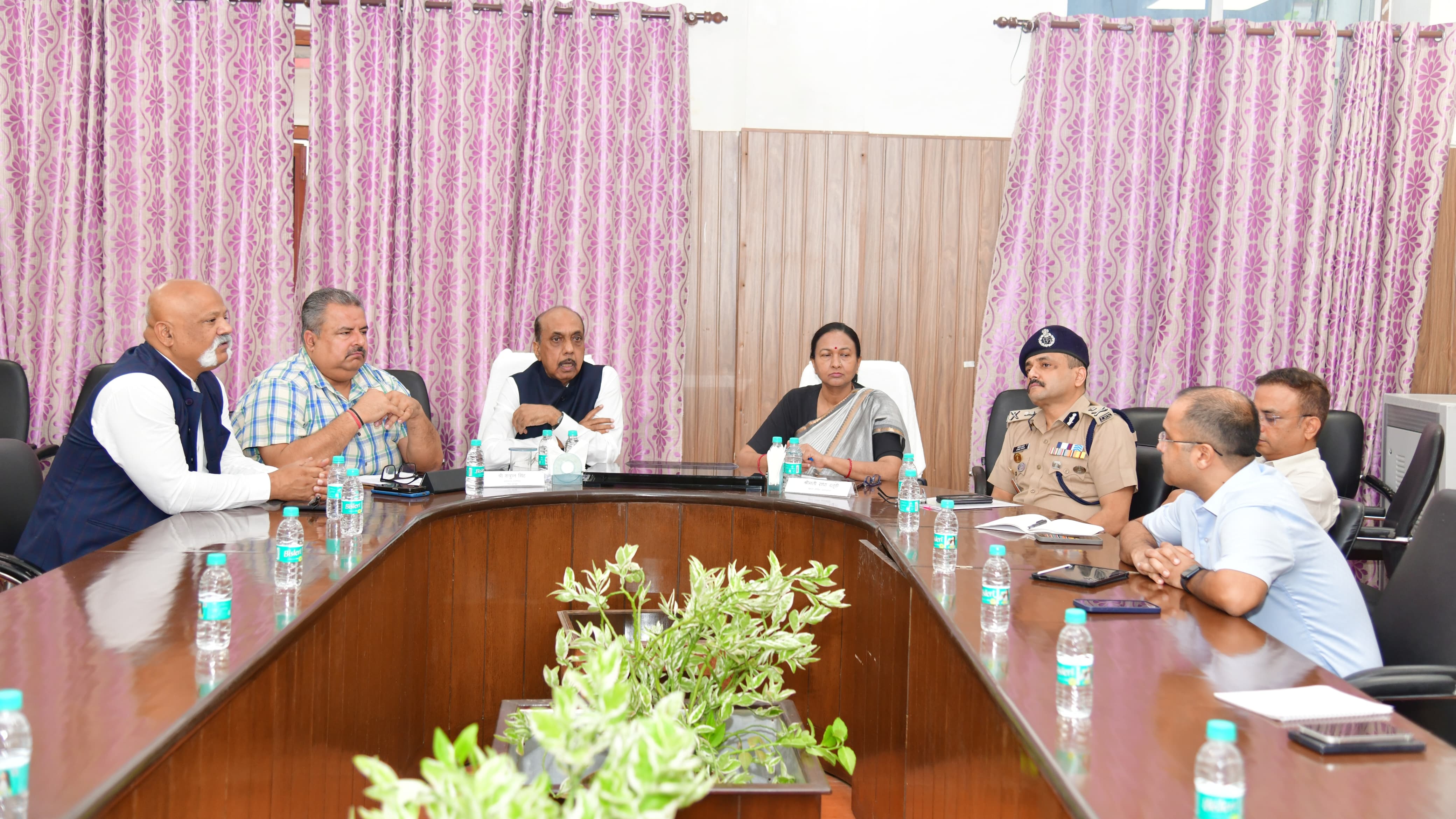 यूसीसी की नियमावली के संबंध में समीक्षा बैठक करते यूसीसी समिति के सदस्य शत्रुघ्न सिंह व मुख्य सचिव राधा रतूड़ी। यूसीसी की नियमावली के संबंध में समीक्षा बैठक करते यूसीसी समिति के सदस्य शत्रुघ्न सिंह व मुख्य सचिव राधा रतूड़ी।