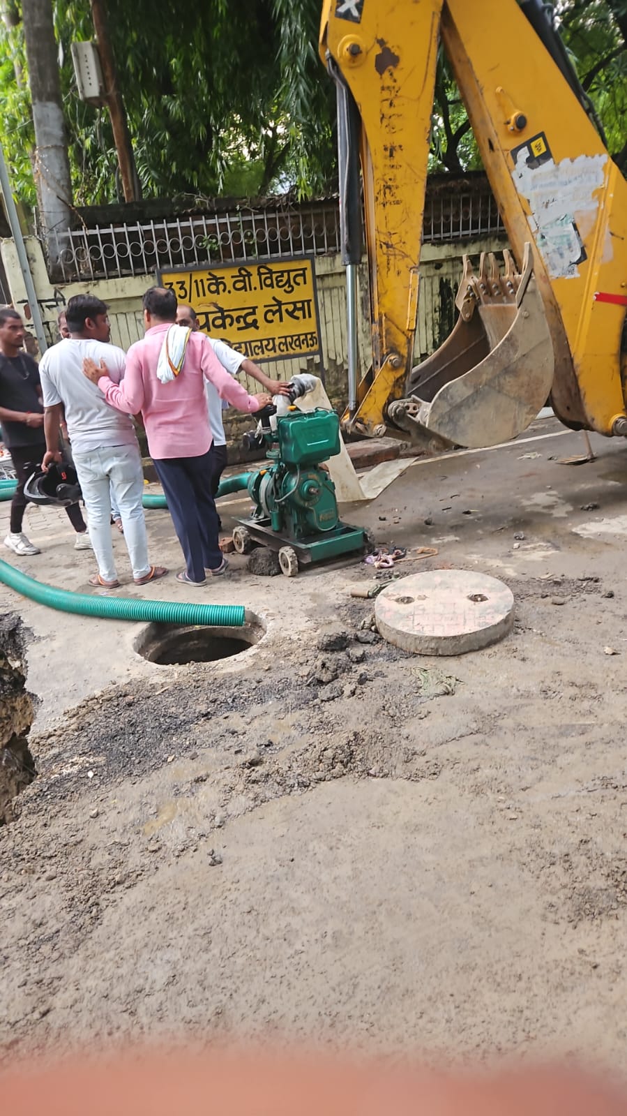 लखनऊ विश्वविद्यालय के सामने की सड़क