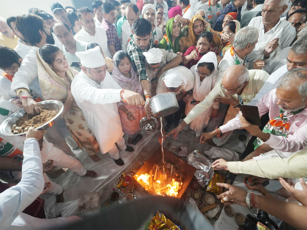 13 Snp-1 सोनीपत:सोनीपत विधानसभा से कांग्रेस प्रत्याशी सुरेंद्र पंवार के कार्यालय का हवन यज्ञ के साथ शुभारंभ करते हुए। 13 Snp-1 सोनीपत:सोनीपत विधानसभा से कांग्रेस प्रत्याशी सुरेंद्र पंवार के कार्यालय का हवन यज्ञ के साथ शुभारंभ करते हुए।