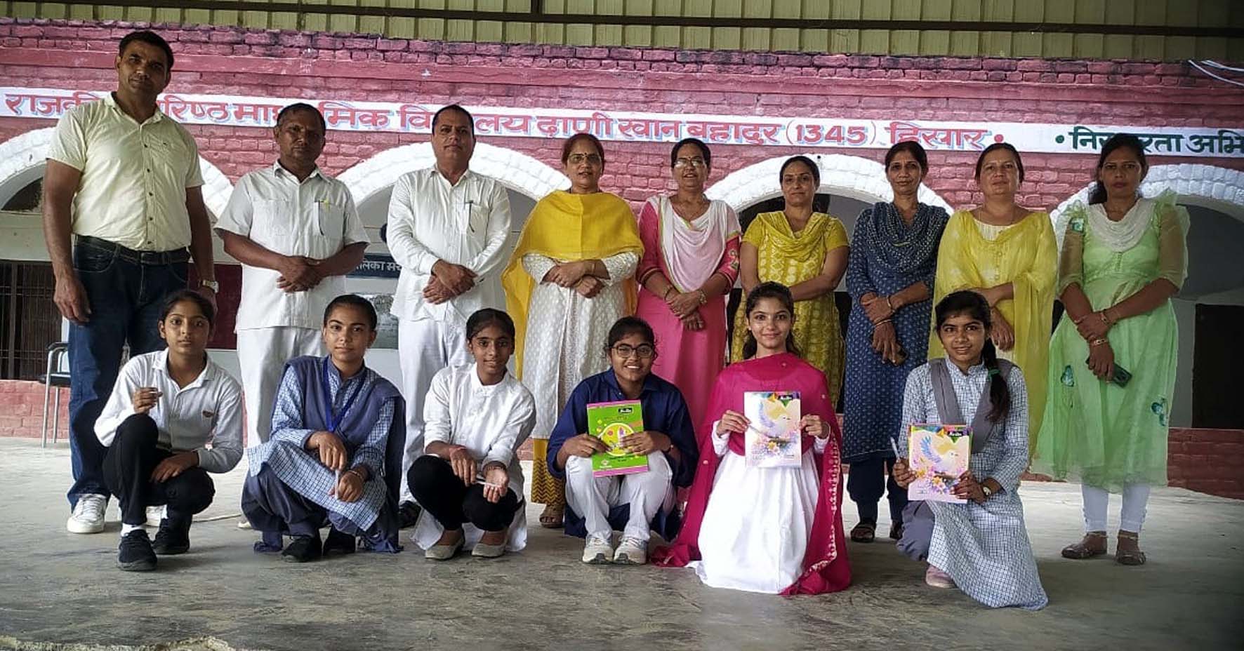 प्रतियोगिता में हिस्सा लेने वाले विद्यार्थी व अध्यापकगण। प्रतियोगिता में हिस्सा लेने वाले विद्यार्थी व अध्यापकगण।