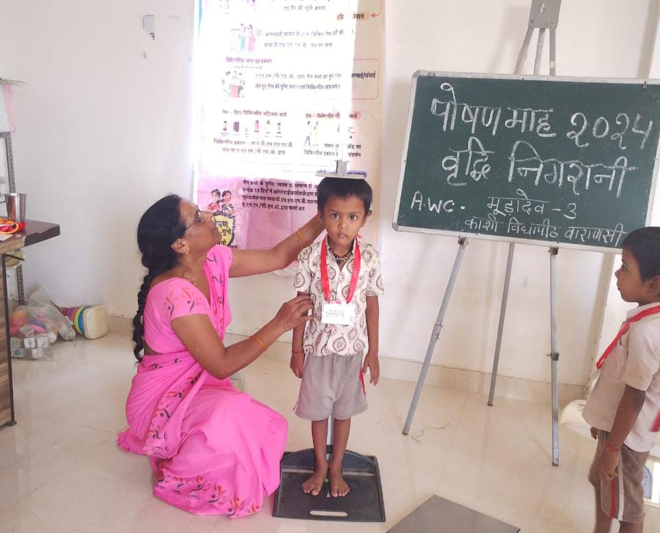 अति कुपोषित का वजन माप:फोटो बच्चा गुप्ता अति कुपोषित का वजन माप:फोटो बच्चा गुप्ता