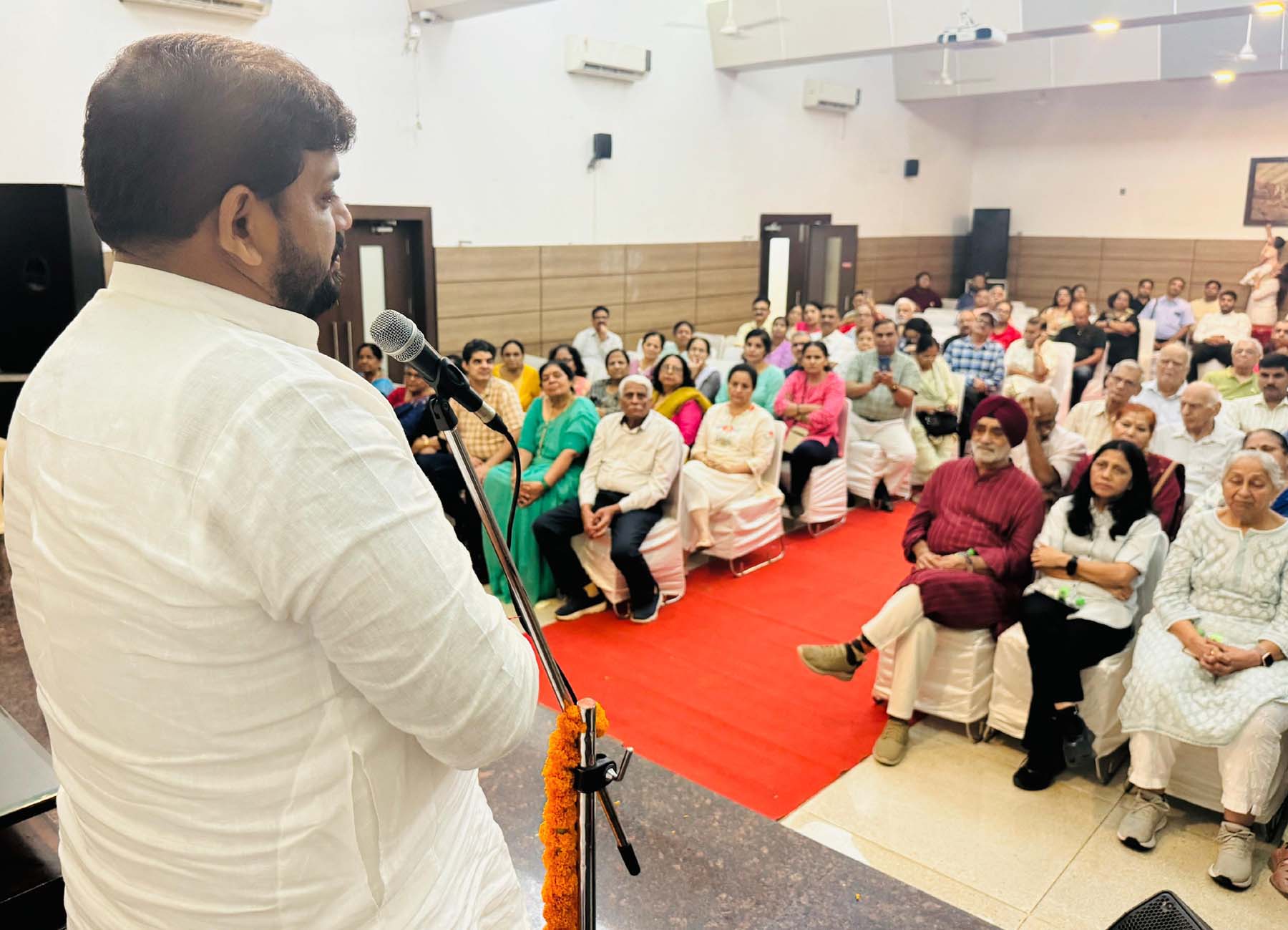 फोटो नंबर-06: गुरुग्राम में चुनावी सभा को संबोधित करते निर्दलीय प्रत्याशी नवीन गोयल। फोटो नंबर-06: गुरुग्राम में चुनावी सभा को संबोधित करते निर्दलीय प्रत्याशी नवीन गोयल।