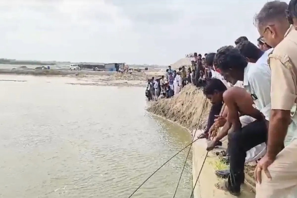 नागरिक सुरक्षा व ग्रामीणों की मदद से रेस्क्यू। नागरिक सुरक्षा व ग्रामीणों की मदद से रेस्क्यू।
