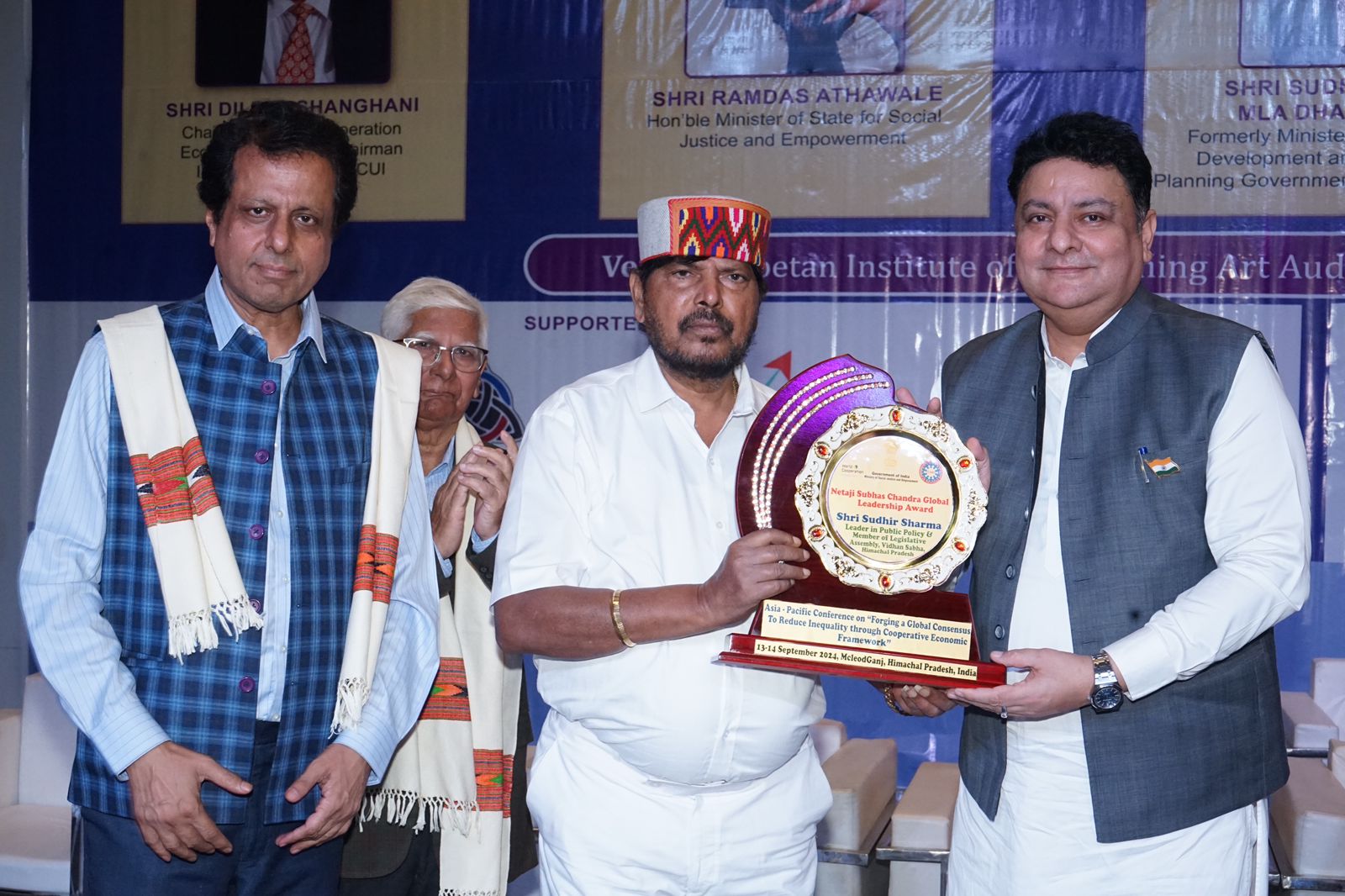 केंद्रीय राज्य मंत्री का स्वागत करते हुए विधायक सुधीर शर्मा। केंद्रीय राज्य मंत्री का स्वागत करते हुए विधायक सुधीर शर्मा।