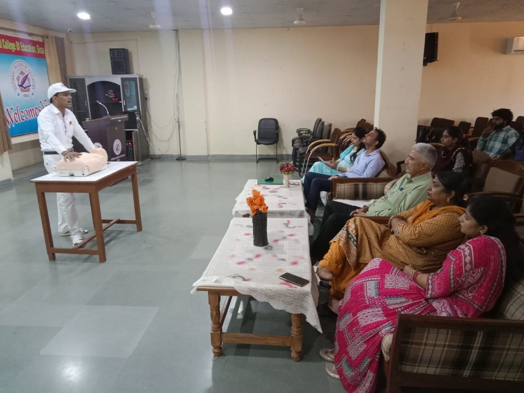 शिक्षणार्थियों को प्राथमिक चिकित्सा के बारे में किया जागरुक करते शिक्षणार्थियों को प्राथमिक चिकित्सा के बारे में किया जागरुक करते