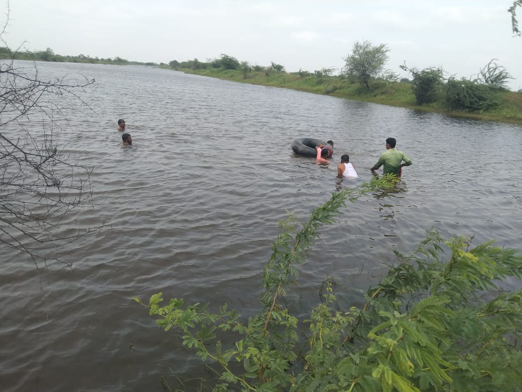 क्रिकेट खेल के दौरान हुआ हादसा, दो सगे भाइयों सहित तीन मासूमों की तालाब में डूबने से मौत 1 क्रिकेट खेल के दौरान हुआ हादसा, दो सगे भाइयों सहित तीन मासूमों की तालाब में डूबने से मौत 1