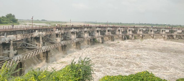 मुंरैना में पगारा, कोतवाल, पिलुआ बांधों के 15 वर्ष बाद गेट खुलने से आया पानी का सैलाव मुंरैना में पगारा, कोतवाल, पिलुआ बांधों के 15 वर्ष बाद गेट खुलने से आया पानी का सैलाव