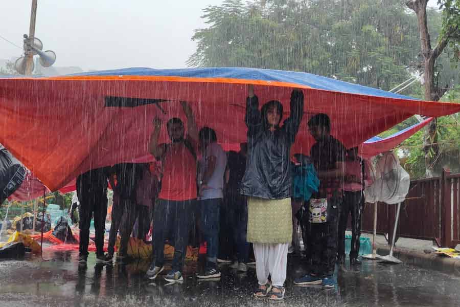 बारिश में भी जूनियर डॉक्टरों का प्रदर्शन बारिश में भी जूनियर डॉक्टरों का प्रदर्शन