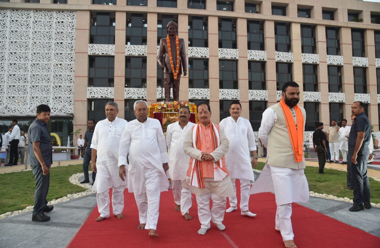 मुख्यमंत्री अपने मंत्रिमंडल के सहयोगी के साथ विश्वशैराया भवन के जी प्लस-7 भवन के उद्धाटन मौके पर मुख्यमंत्री अपने मंत्रिमंडल के सहयोगी के साथ विश्वशैराया भवन के जी प्लस-7 भवन के उद्धाटन मौके पर