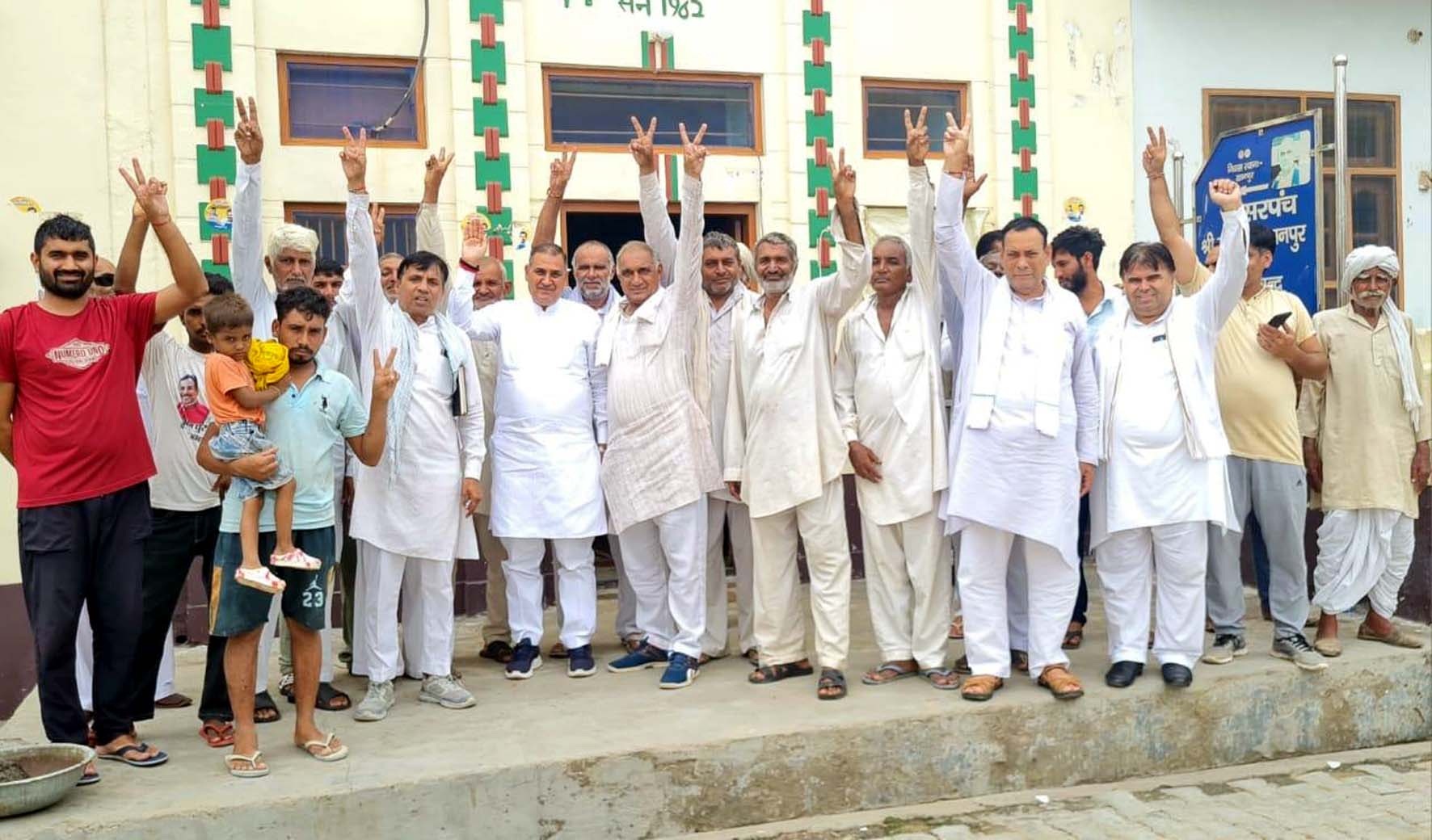 नारनौंद के गांवों में प्रचार अभियान चलाते पूर्व विधायक सहेन्द्र सिंह चौहान। नारनौंद के गांवों में प्रचार अभियान चलाते पूर्व विधायक सहेन्द्र सिंह चौहान।