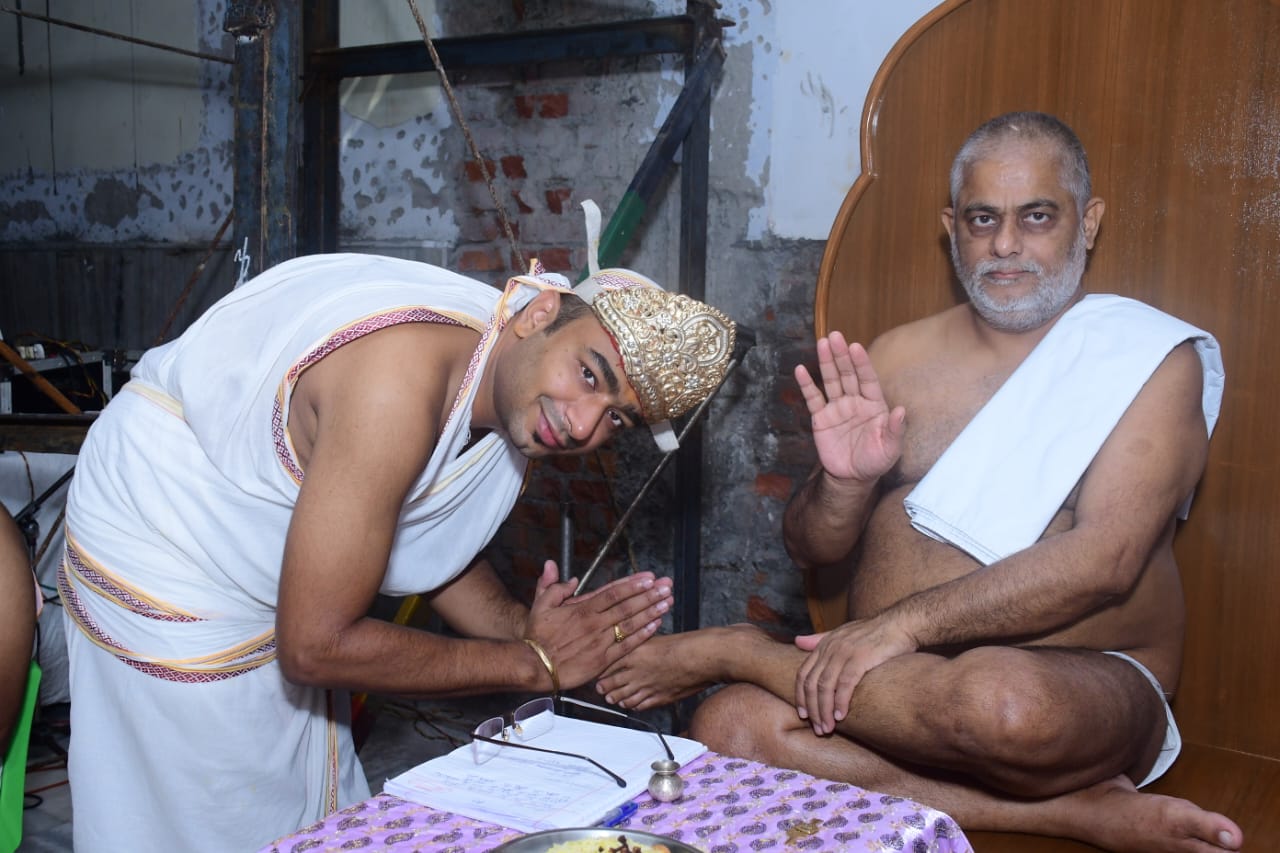 श्री पार्श्वनाथ दिगम्बर जैन मंदिर रामगंगा विहार में श्रद्धालु को आशीवाद देते क्षुल्लक समर्पण सागर जी श्री पार्श्वनाथ दिगम्बर जैन मंदिर रामगंगा विहार में श्रद्धालु को आशीवाद देते क्षुल्लक समर्पण सागर जी