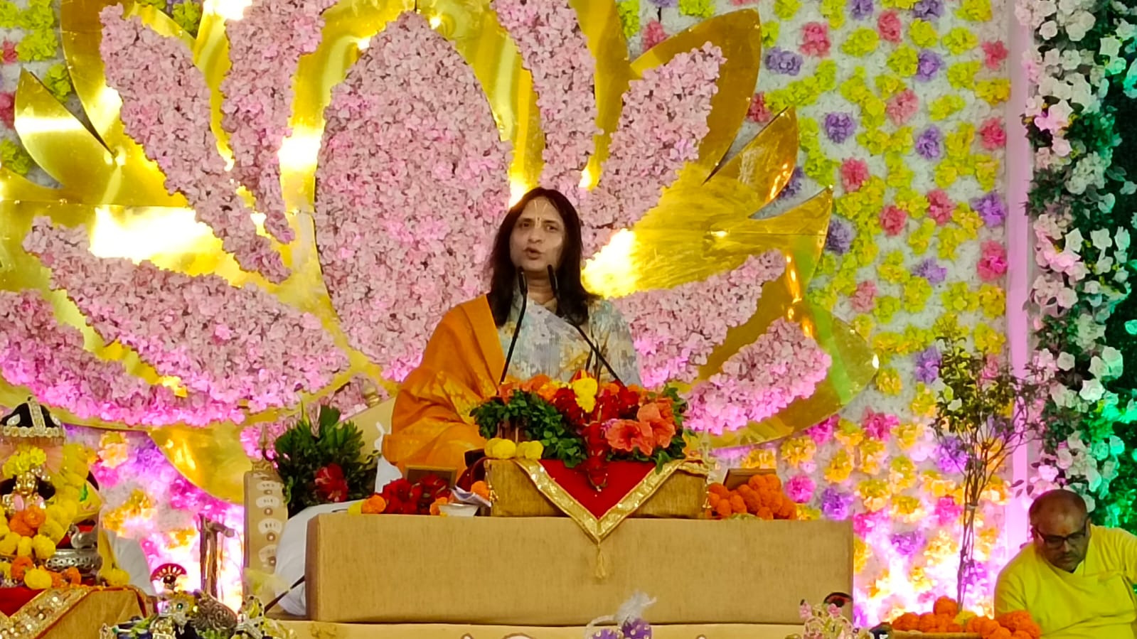 कथा स्थल पर प्रवचन देते हुए प्रवचनकर्ता आनंद कृष्ण ठाकुर कथा स्थल पर प्रवचन देते हुए प्रवचनकर्ता आनंद कृष्ण ठाकुर
