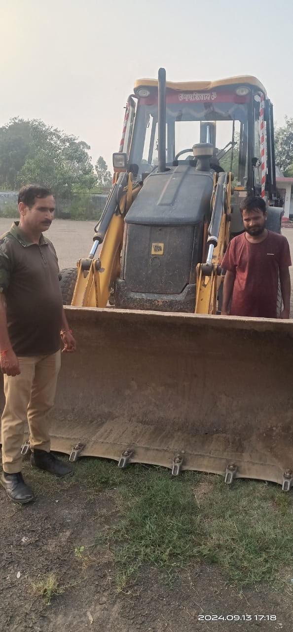 Excavation machine and tractor-trolley involved in illegal mining seized Excavation machine and tractor-trolley involved in illegal mining seized