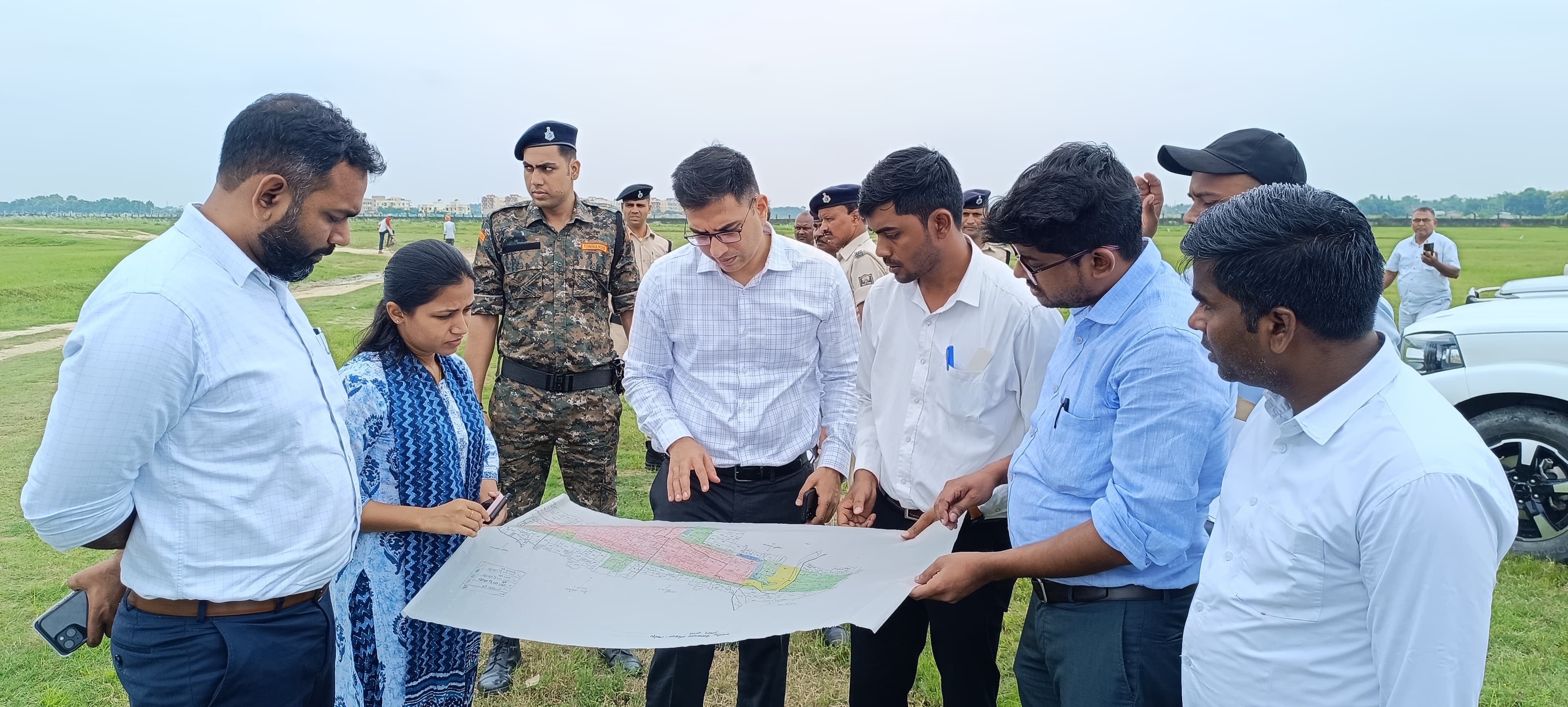 हवाई अड्डा का स्थलीय निरीक्षण करते डीएम हवाई अड्डा का स्थलीय निरीक्षण करते डीएम