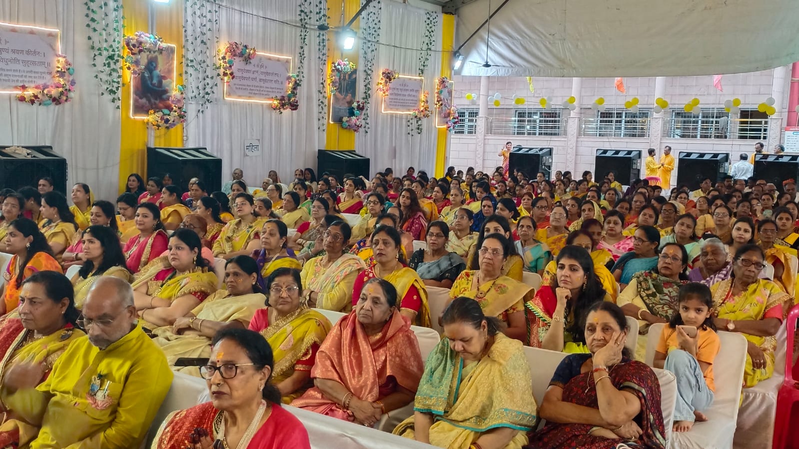 श्याम मंदिर प्रांगण में प्रवचन सुनते हुए श्रध्दालुगण। श्याम मंदिर प्रांगण में प्रवचन सुनते हुए श्रध्दालुगण।