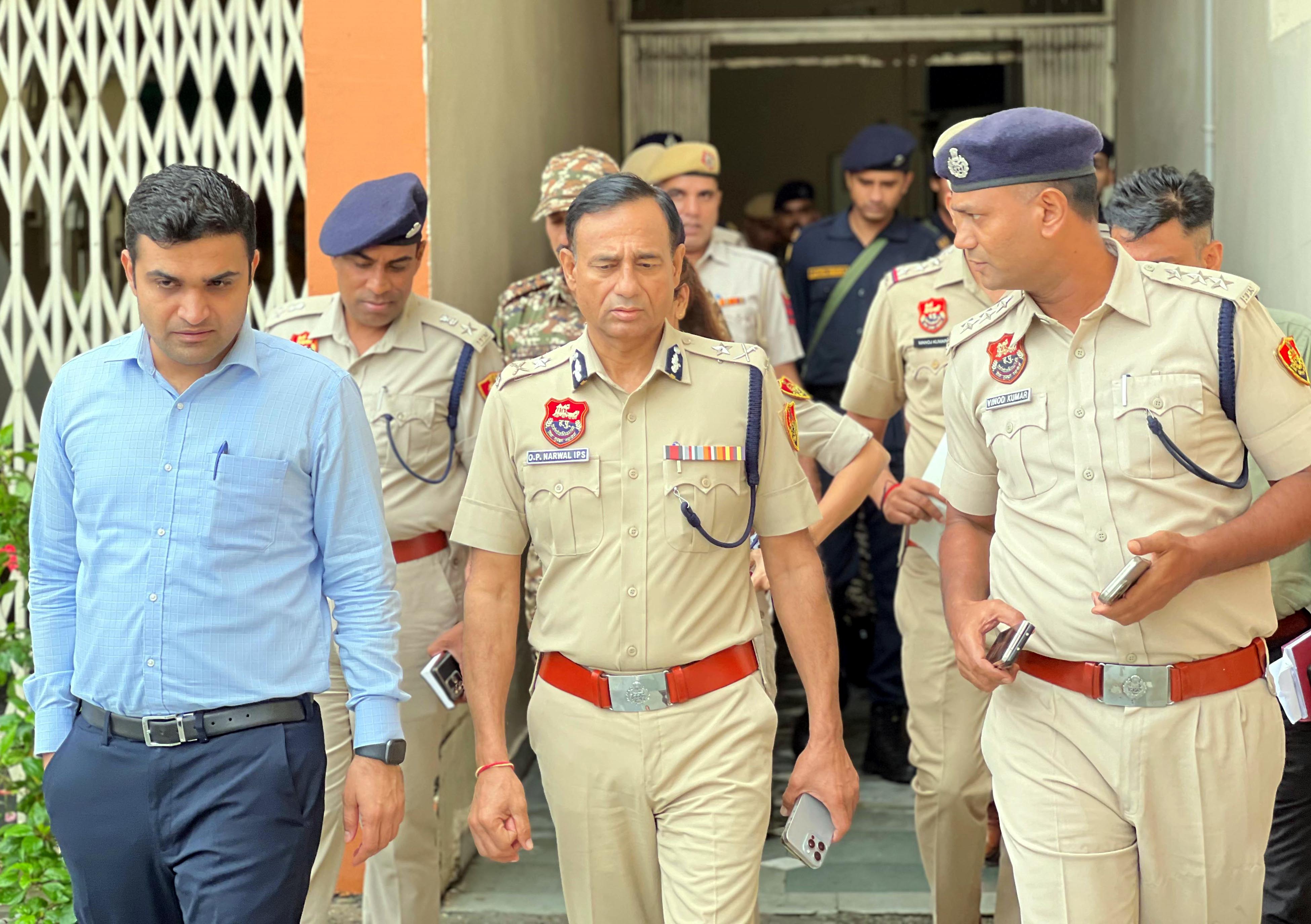 पुलिस आयुक्त व जिला उपायुक्त मतदान केंद्रों का निरीक्षण करते हुए पुलिस आयुक्त व जिला उपायुक्त मतदान केंद्रों का निरीक्षण करते हुए