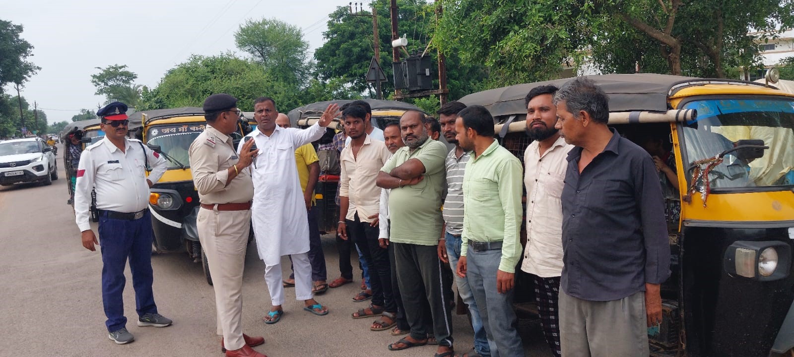 आटो चालको को जागरूक करते हुए ट्रैफिक पुलिस अधिकारी। आटो चालको को जागरूक करते हुए ट्रैफिक पुलिस अधिकारी।