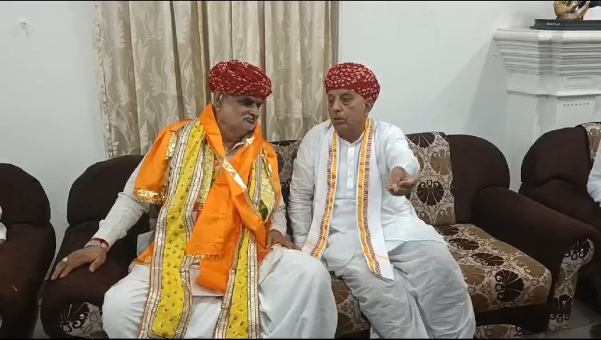 चित्तौड़गढ़ के सर्किट हाउस में बात करते केंद्रीय व प्रदेश सरकार के मंत्री। चित्तौड़गढ़ के सर्किट हाउस में बात करते केंद्रीय व प्रदेश सरकार के मंत्री।