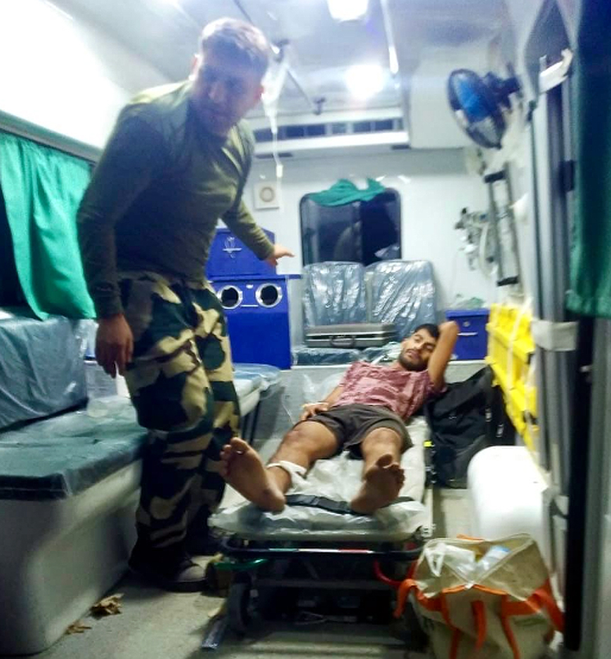 सीमा सुरक्षा जैसी महत्वपूर्ण जिम्मेदारी के अलावा अपनी सामाजिक भूमिका को निभाया बीएसएफ ने, सिविल व्यक्ति की जान बचायी सीमा सुरक्षा जैसी महत्वपूर्ण जिम्मेदारी के अलावा अपनी सामाजिक भूमिका को निभाया बीएसएफ ने, सिविल व्यक्ति की जान बचायी