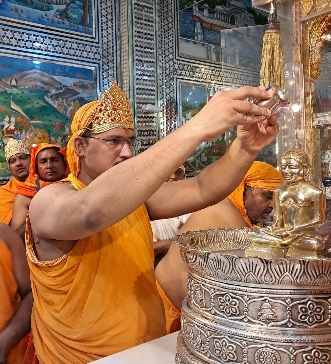 जैन मंदिर में जपूजा अर्चना करते जैन समाज के लाेग जैन मंदिर में जपूजा अर्चना करते जैन समाज के लाेग