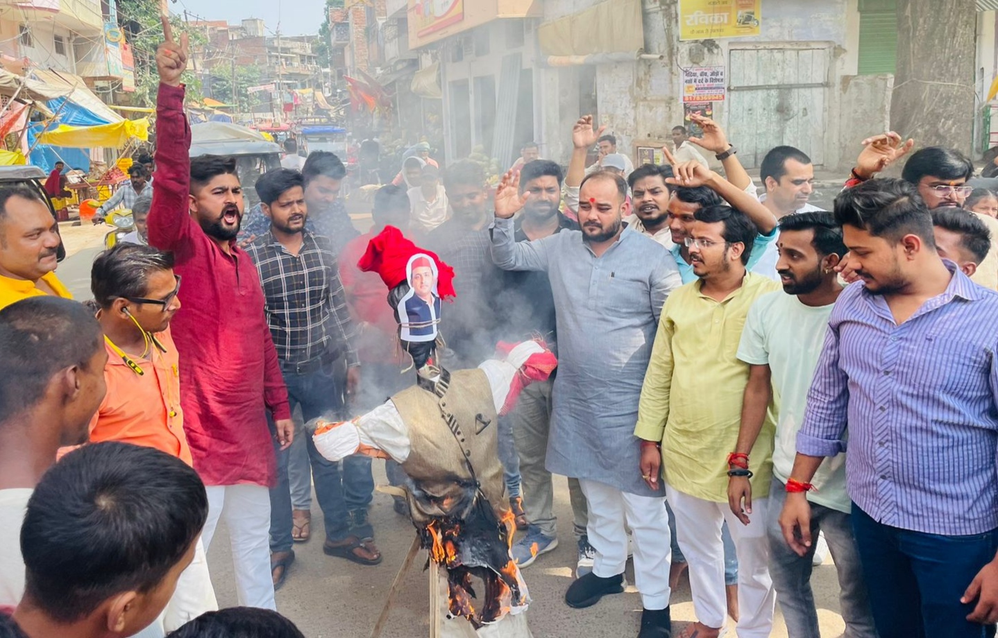 अखिलेश यादव का पुतला दहन करते भाजयुमो जिलाध्यक्ष सिद्धार्थ मिश्र मोंटी व अन्य अखिलेश यादव का पुतला दहन करते भाजयुमो जिलाध्यक्ष सिद्धार्थ मिश्र मोंटी व अन्य