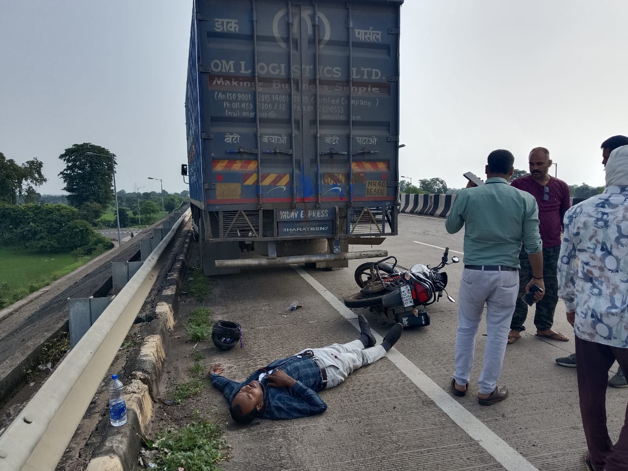 ट्रक से भिड़े बाईक सवार ट्रक से भिड़े बाईक सवार