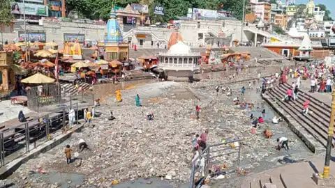 हर की पैड़ी पर जल की मात्रा हुई कम हर की पैड़ी पर जल की मात्रा हुई कम