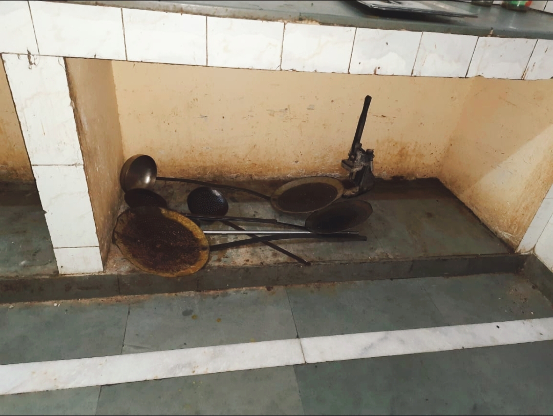 खाद्य विभाग टीम को यूनिवर्सिटी की मेस में मिली गंदगी और कीड़ों वाली खाद्य सामग्री खाद्य विभाग टीम को यूनिवर्सिटी की मेस में मिली गंदगी और कीड़ों वाली खाद्य सामग्री