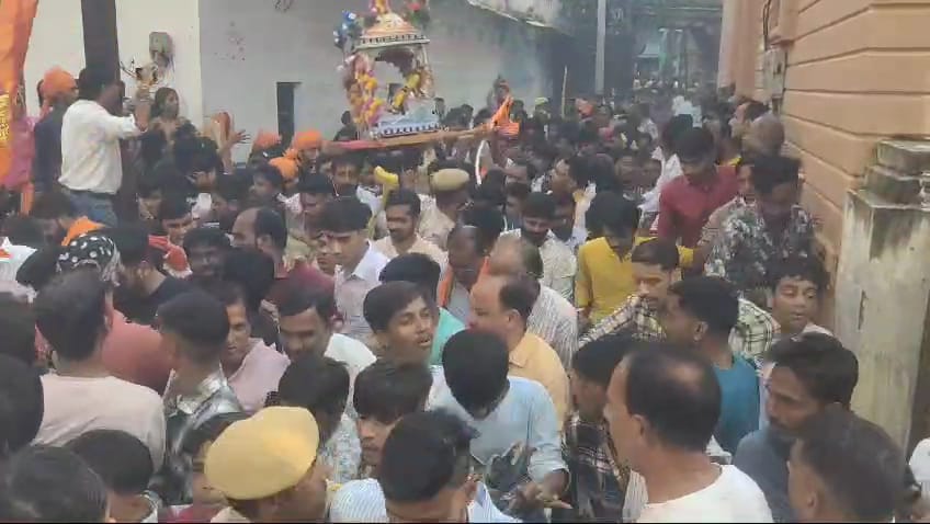 जहाजपुर में बेवाण पर पथराव के बाद सांप्रदायिक तनाव, बाजार बंद, विधायक गोपीचंद मीणा धरने पर 3 जहाजपुर में बेवाण पर पथराव के बाद सांप्रदायिक तनाव, बाजार बंद, विधायक गोपीचंद मीणा धरने पर 3
