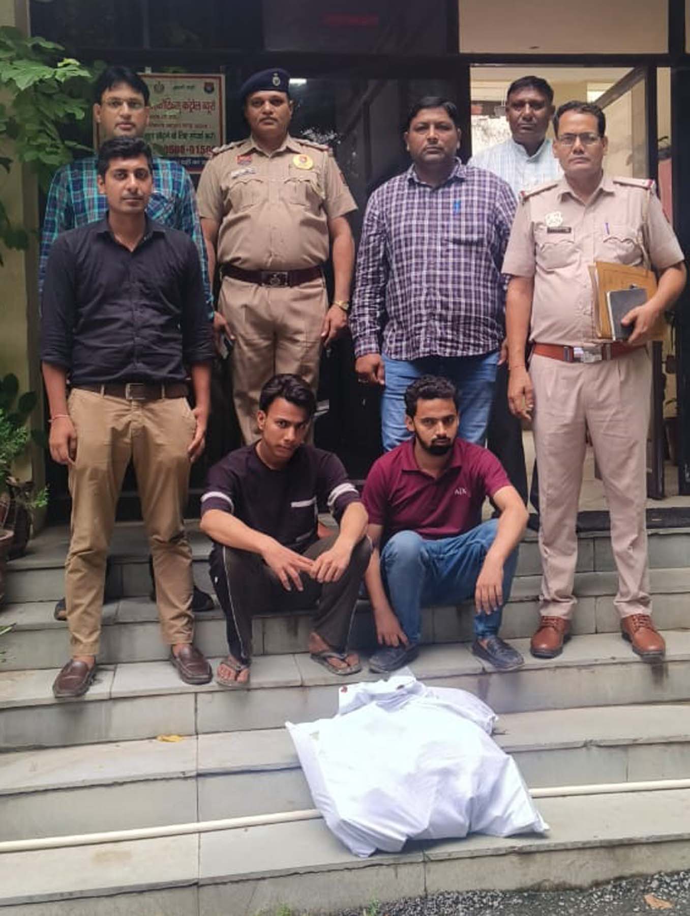 फोटो नंबर-02: हरियाणा राज्य नार्कोटिक्स कंट्रोल ब्यूरो गुरुग्राम की गिरफ्त में अवैध रूप से नशीले प्रतिबंधित कैप्सूल व टीके बेचने के आरोपी। फोटो नंबर-02: हरियाणा राज्य नार्कोटिक्स कंट्रोल ब्यूरो गुरुग्राम की गिरफ्त में अवैध रूप से नशीले प्रतिबंधित कैप्सूल व टीके बेचने के आरोपी।