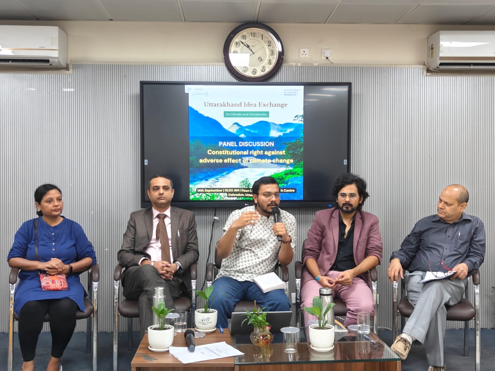दून पुस्तकालय में जलवायु परिवर्तन के प्रतिकूल प्रभावों के विरुद्ध संवैधानिक अधिकार पर चर्चा दून पुस्तकालय में जलवायु परिवर्तन के प्रतिकूल प्रभावों के विरुद्ध संवैधानिक अधिकार पर चर्चा