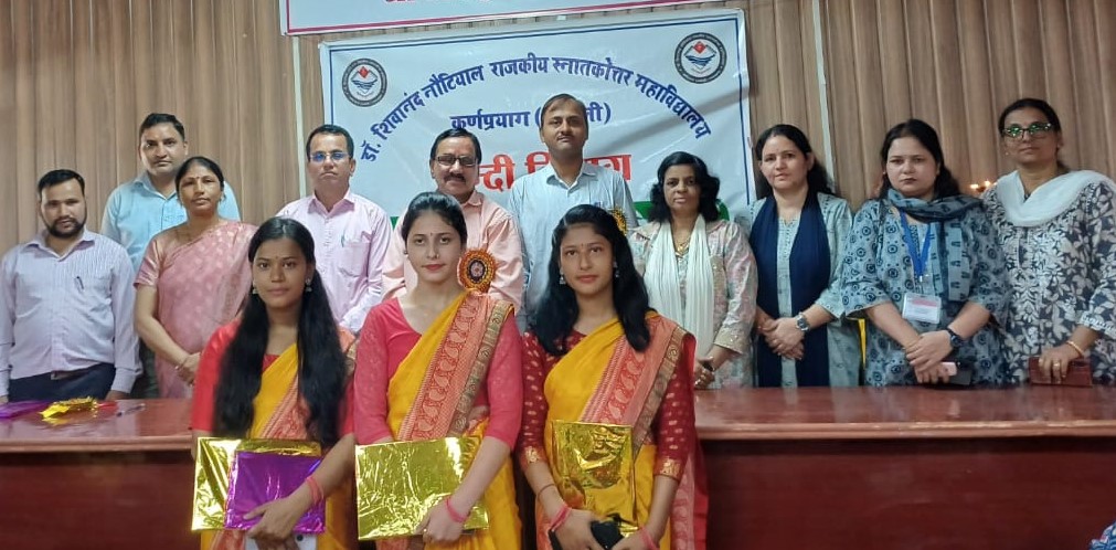 महाविद्यालय कर्णप्रया में आयोजित हिंदी दिवस पर काव्य पाठ के प्रतिभागी पुरस्कार के साथ। महाविद्यालय कर्णप्रया में आयोजित हिंदी दिवस पर काव्य पाठ के प्रतिभागी पुरस्कार के साथ।