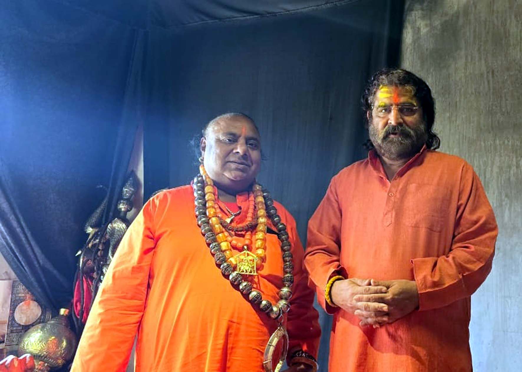 पुर्तगाल में डब्ल्यूसीसी फाउंडेशन के संचालक स्वामी सहजानंद सरस्वती से चर्चा करते सूर्यवंशी अखाड़ा के संस्थापक आचार्य महामंडलेश्वर देवेंद्र स्वामी (पुर्तगाली बाबा)। पुर्तगाल में डब्ल्यूसीसी फाउंडेशन के संचालक स्वामी सहजानंद सरस्वती से चर्चा करते सूर्यवंशी अखाड़ा के संस्थापक आचार्य महामंडलेश्वर देवेंद्र स्वामी (पुर्तगाली बाबा)।