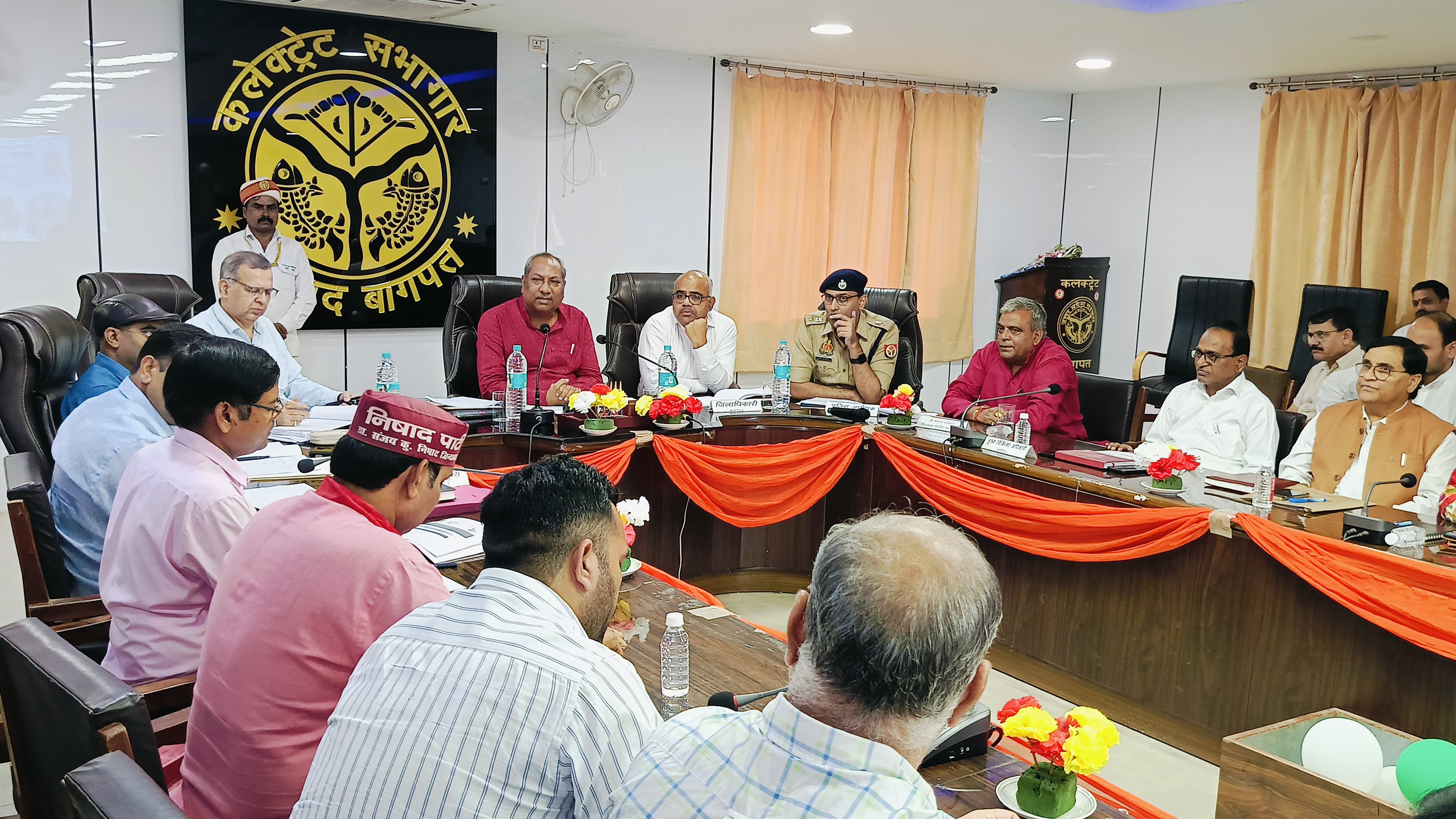 कलेक्टेट सभागार में बैठक करते मत्सय मंत्री संजय निषाद कलेक्टेट सभागार में बैठक करते मत्सय मंत्री संजय निषाद