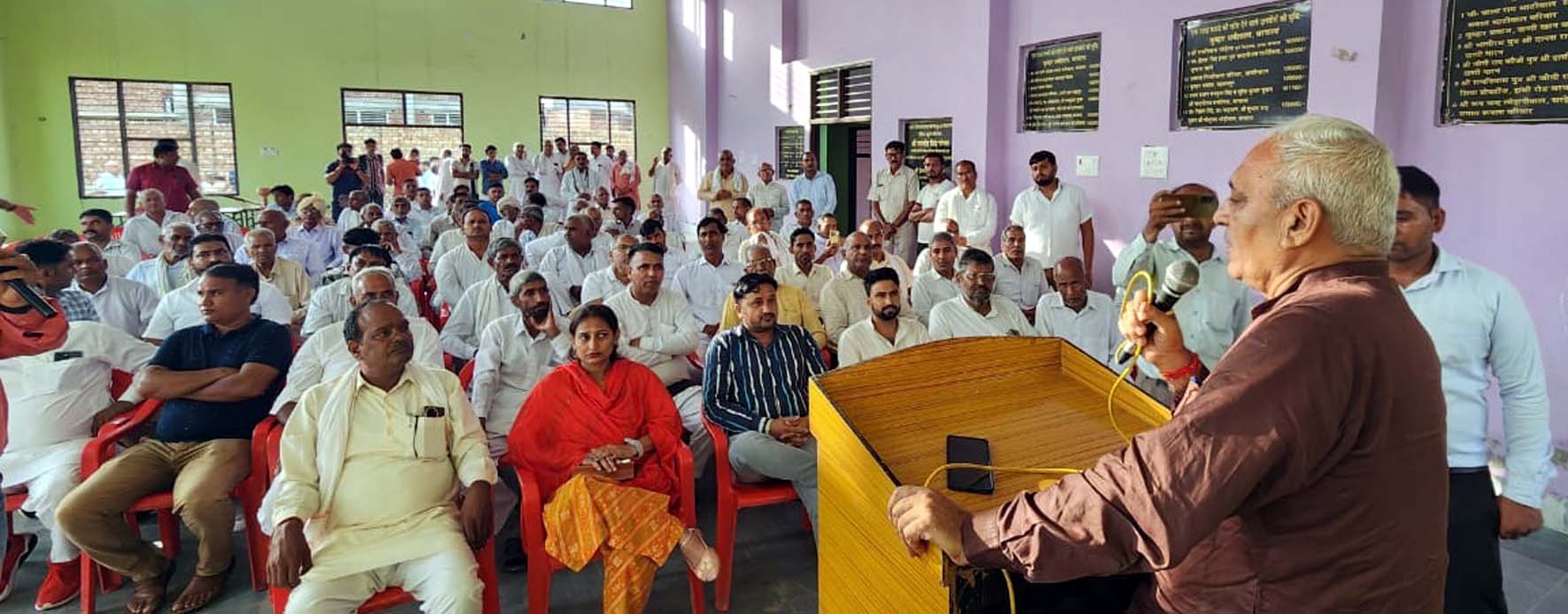 कार्यक्रम में समाज के प्रतिनिधियों को संबोधित करते भाजपा प्रत्याशी रणबीर गंगवा कार्यक्रम में समाज के प्रतिनिधियों को संबोधित करते भाजपा प्रत्याशी रणबीर गंगवा