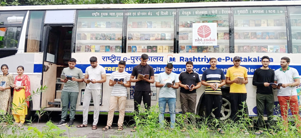 14 Snp- 1 सोनीपत: नेशनल बुक ट्रस्ट द्वारा संचालित प्रदर्शनी वाहन के साथ खड़े पाठक पुस्तकें पढते हुए। 14 Snp- 1 सोनीपत: नेशनल बुक ट्रस्ट द्वारा संचालित प्रदर्शनी वाहन के साथ खड़े पाठक पुस्तकें पढते हुए।