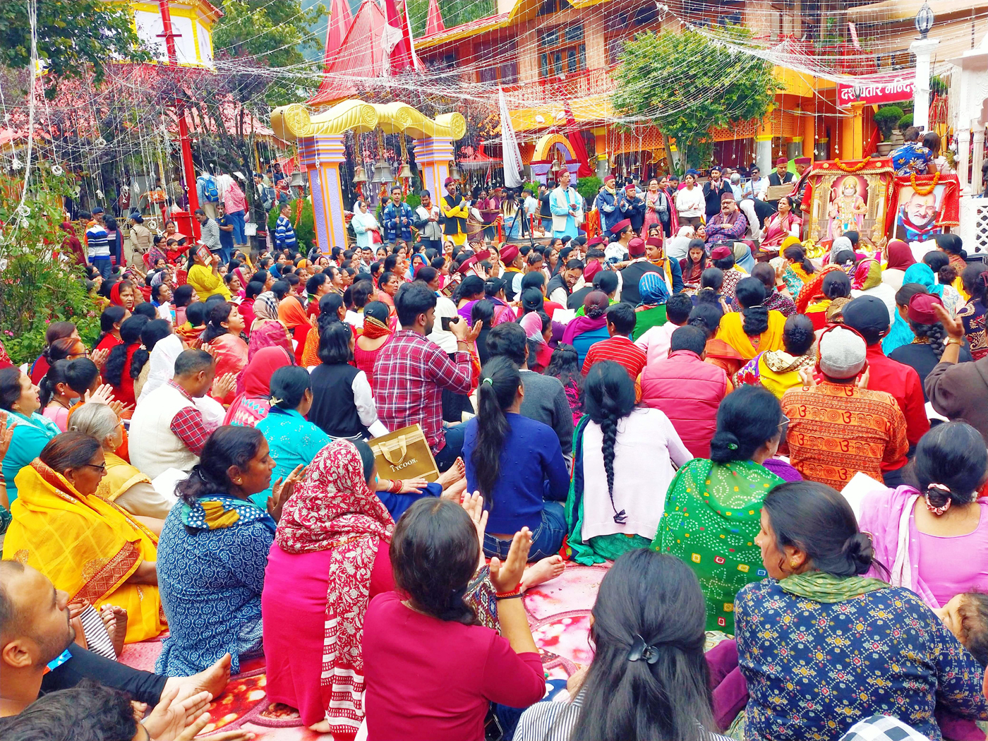 नंदा देवी महोत्सव के तहत नयना देवी मंदिन में सुंदर कांड का पाठ करते श्रद्धालु।