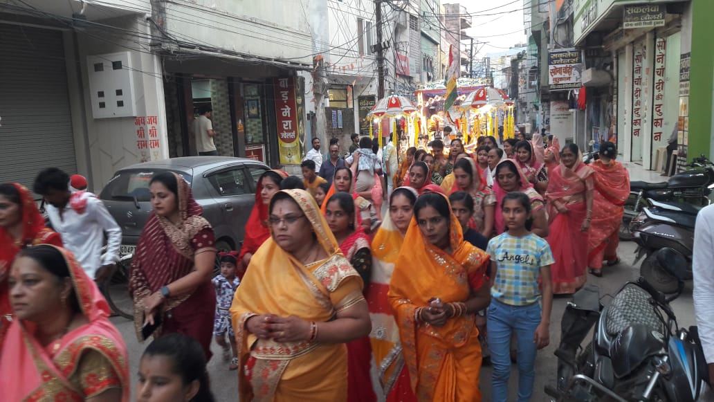 शोभायात्रा में शामिल महिलाएं। शोभायात्रा में शामिल महिलाएं।