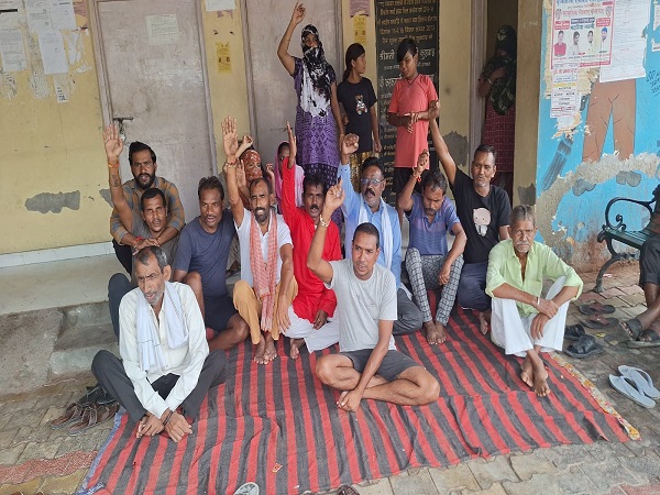 मांगाें काे लेकर हड़ताल पर बैठे सफाई कर्मचारी मांगाें काे लेकर हड़ताल पर बैठे सफाई कर्मचारी