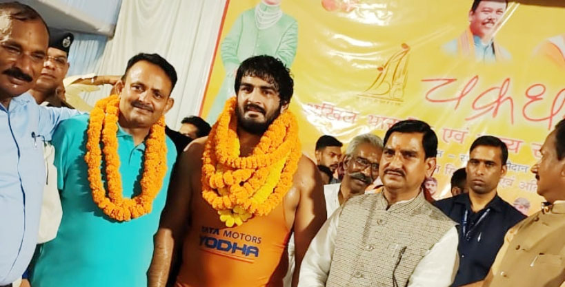 14 Snp-2 सोनीपत: पुरखास गांव का पहलवान अनुरुद्ध गुलिया ने रायगढ़, छत्तीसगढ़ में भारत केसरी बनने पर सम्मानित करते हुए आयोजक। 14 Snp-2 सोनीपत: पुरखास गांव का पहलवान अनुरुद्ध गुलिया ने रायगढ़, छत्तीसगढ़ में भारत केसरी बनने पर सम्मानित करते हुए आयोजक।