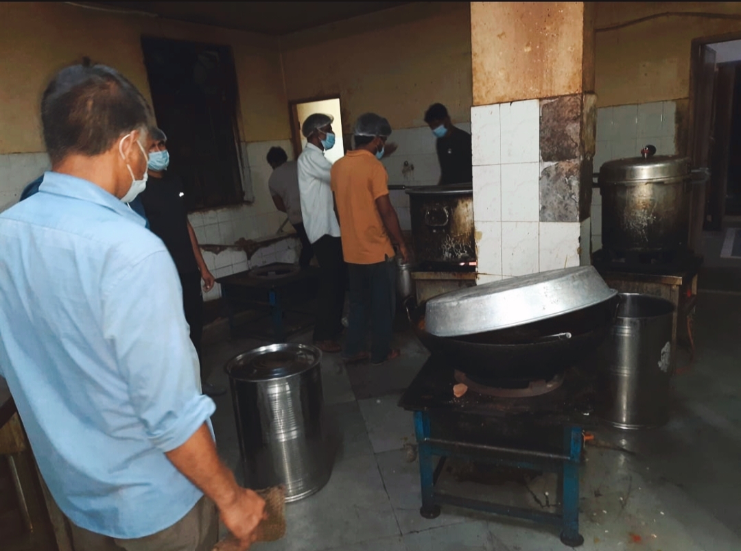 खाद्य विभाग टीम को यूनिवर्सिटी की मेस में मिली गंदगी और कीड़ों वाली खाद्य सामग्री खाद्य विभाग टीम को यूनिवर्सिटी की मेस में मिली गंदगी और कीड़ों वाली खाद्य सामग्री