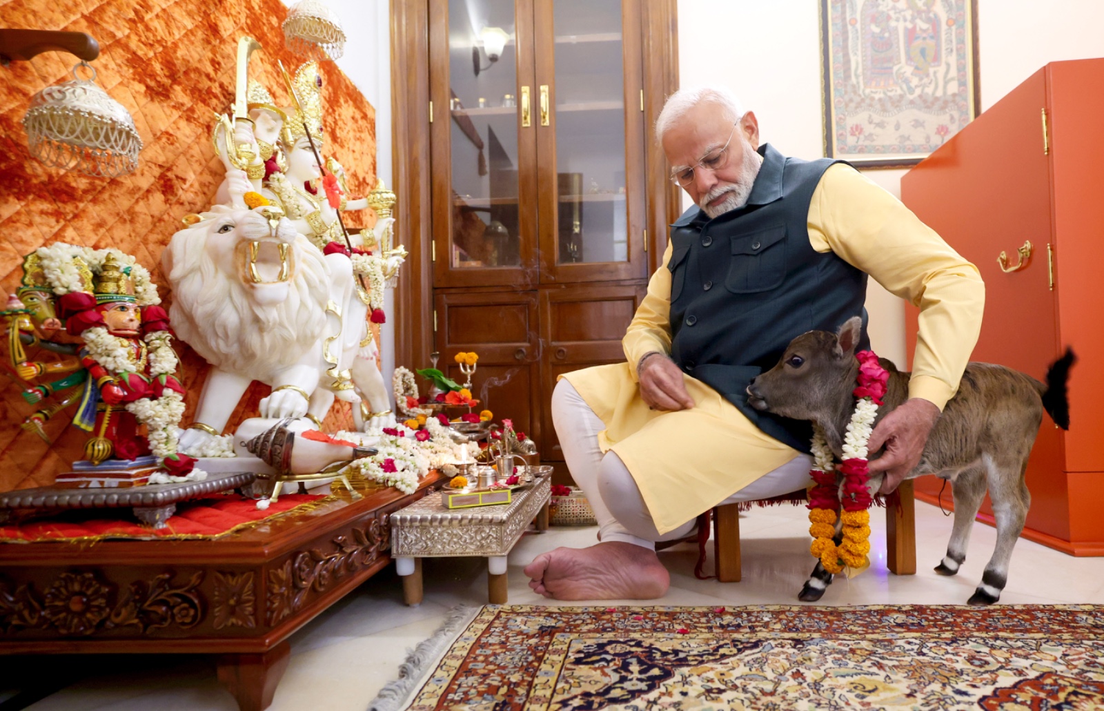 प्रधानमंत्री नरेन्द्र मोदी शनिवार को अपने आवास पर गौ माता के नव वत्सा के साथ प्रधानमंत्री नरेन्द्र मोदी शनिवार को अपने आवास पर गौ माता के नव वत्सा के साथ