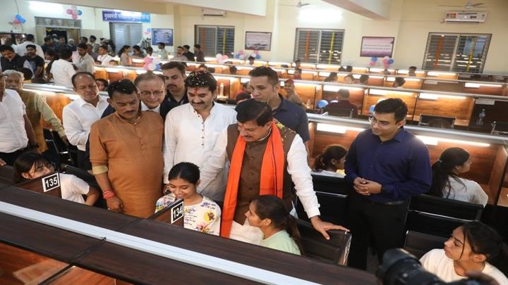 इंदौरः मुख्यमंत्री ने प्रतियोगी परीक्षाओं की तैयारी कर रहे युवाओं को दी बड़ी सौगात इंदौरः मुख्यमंत्री ने प्रतियोगी परीक्षाओं की तैयारी कर रहे युवाओं को दी बड़ी सौगात