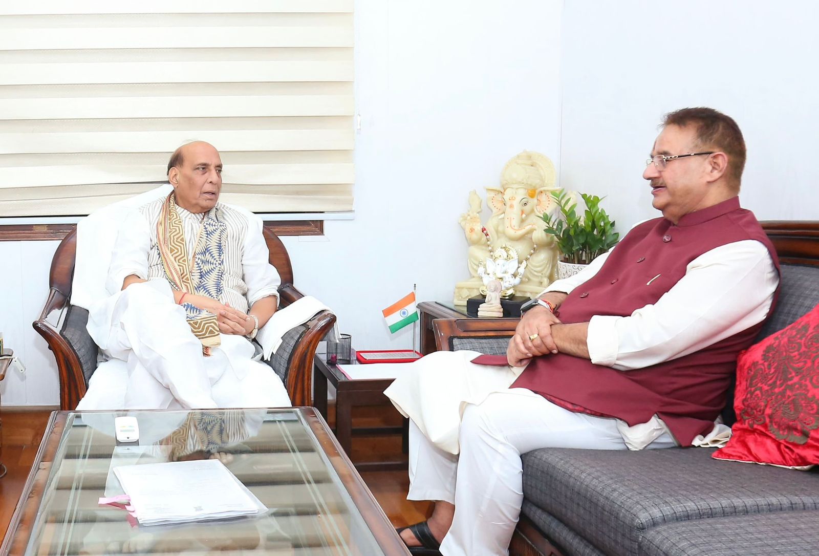 नई दिल्ली में रक्षा मंत्री राजनाथ सिंह से भेंट करते उत्तराखंड के सैनिक कल्याण मंत्री गणेश जोशी। नई दिल्ली में रक्षा मंत्री राजनाथ सिंह से भेंट करते उत्तराखंड के सैनिक कल्याण मंत्री गणेश जोशी।
