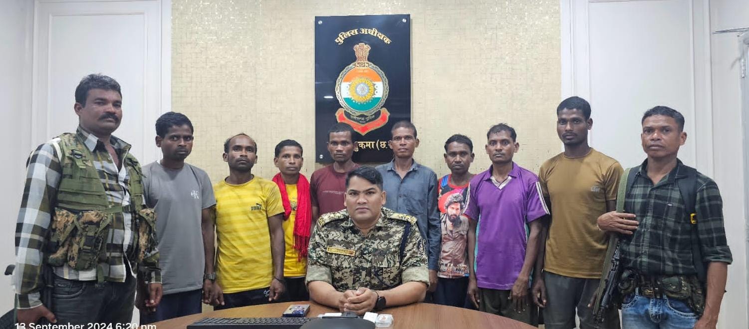 सुकमा : एक लाख इनामी मिलिशिया कमाण्डर सहित आठ नक्सलियों को पुलिस ने किया गिरफ्तार सुकमा : एक लाख इनामी मिलिशिया कमाण्डर सहित आठ नक्सलियों को पुलिस ने किया गिरफ्तार