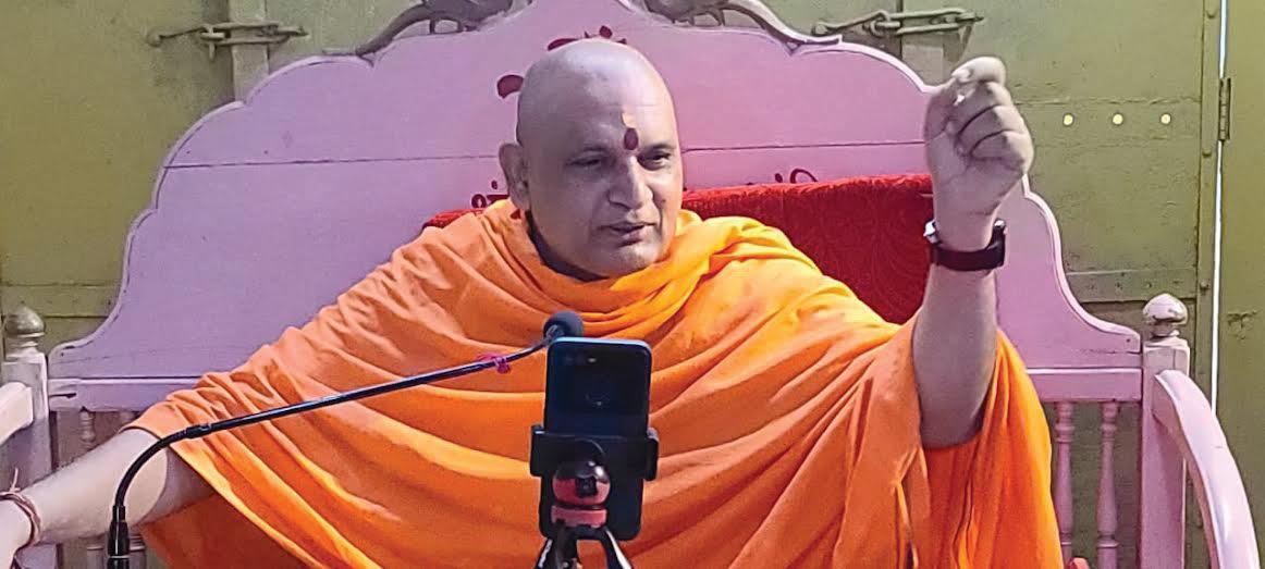 पुण्य को बांटा जा सकता है लेकिन पाप को नहीं वह स्वयं को भोगना है - स्वामी आनन्दस्वरूपानंदजी सरस्वती पुण्य को बांटा जा सकता है लेकिन पाप को नहीं वह स्वयं को भोगना है - स्वामी आनन्दस्वरूपानंदजी सरस्वती