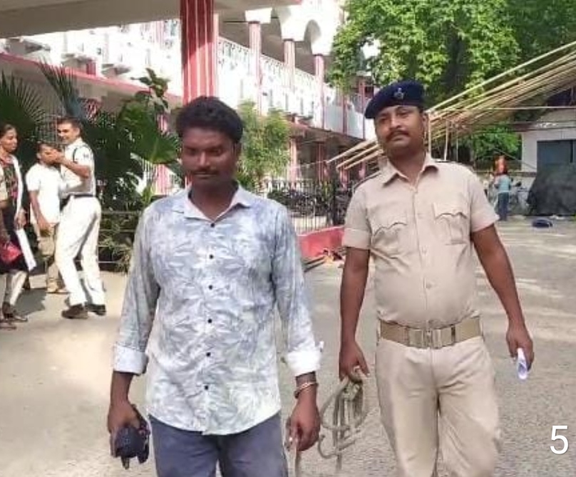 अभियुक्त को जेल ले जाती पुलिस अभियुक्त को जेल ले जाती पुलिस